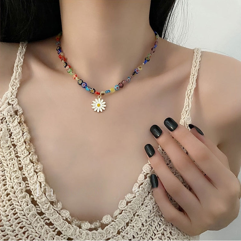 Collier De Perles Colorées Avec Pendentif Marguerite