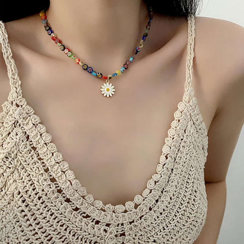 Collier De Perles Colorées Avec Pendentif Marguerite