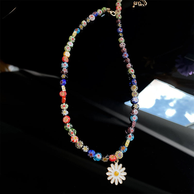 Collier De Perles Colorées Avec Pendentif Marguerite